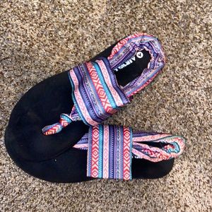 Thick strap patterned sandals